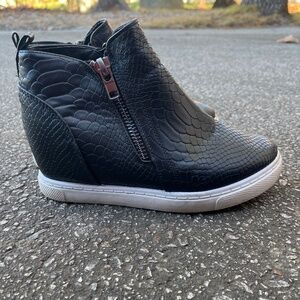 Outwoods faux crocodile leather sneaker boots! Hidden heel. Women’s size 7